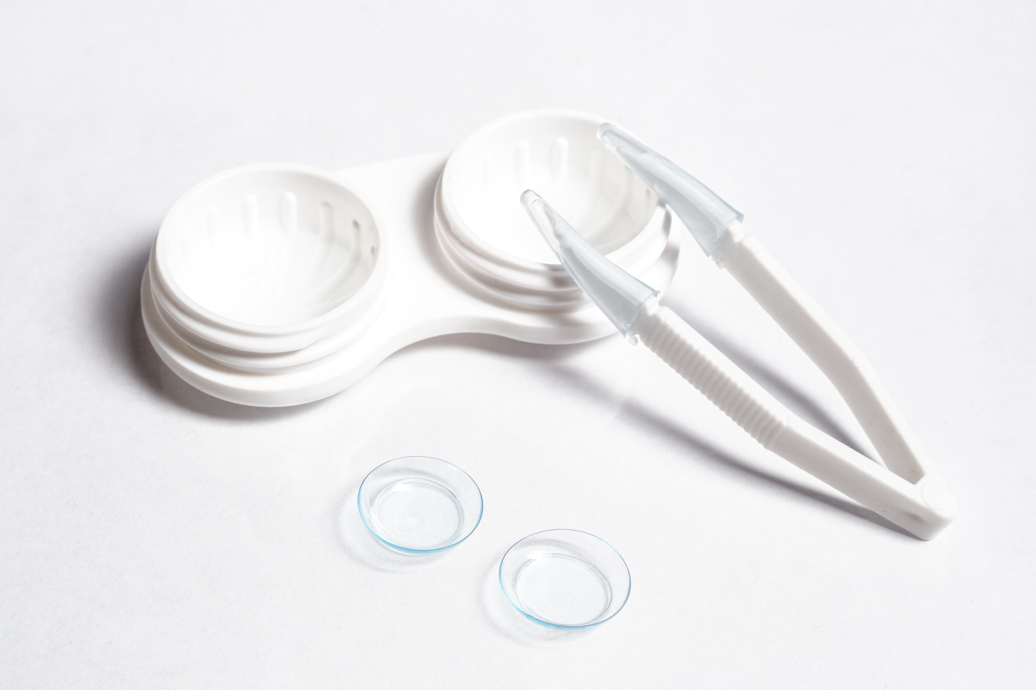 Lentes de contato, estojo e pinça para cuidados diários